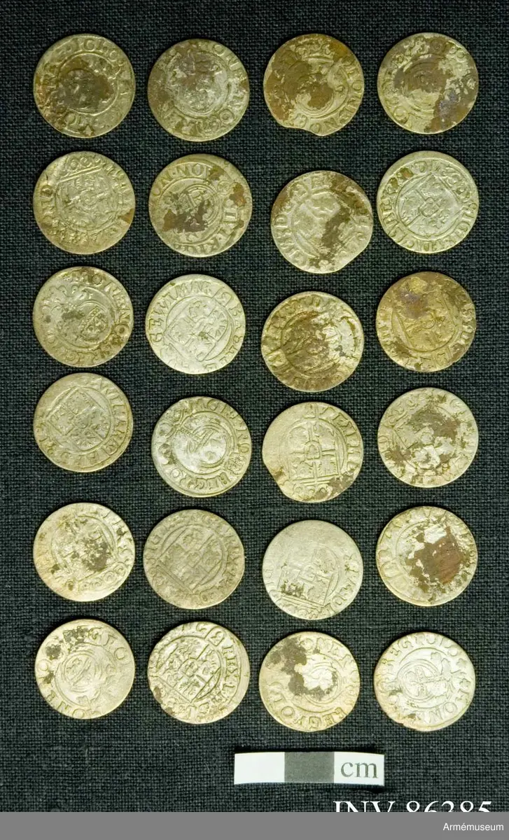 Grupp M.
En samling mynt funna vid Poltava.
Mynt förteckning:
Preussen Pommern 1/24 Thaler 1620-talet: 24 st.
G II A 1/14 riksdaler Riga 2 st.
Karl XI 1/24 riksdaler Riga 1669 1 st.
Christina 1/24 riksdaler Riga 4 st.
157 lösa mynt.
17 överskjutande
Totalt 188 st. (fattas 11 st).
 
Sigismund III 1/24 thaler, prägl. i Polen 1620 tal. 140ex.
Gust II Adolf, för Riga 1620 t. 23 ex. 
Christina 4 ex. 
Carl XI 1669 1 ex
1/24 thal för Mark Brandenburg, Preussen och Pommern alla från 1620 talet - 33 ex.

x) Ett ex till krigsarkivarien Steckzen d. 22/8 /1933 för att överlämnas som gåva till Verner von Heidenstam. 2007-01-24 /TW