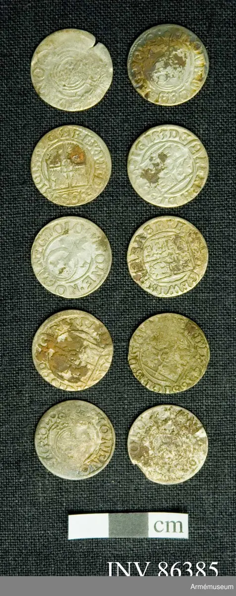 Grupp M.
En samling mynt funna vid Poltava.
Mynt förteckning:
Preussen Pommern 1/24 Thaler 1620-talet: 24 st.
G II A 1/14 riksdaler Riga 2 st.
Karl XI 1/24 riksdaler Riga 1669 1 st.
Christina 1/24 riksdaler Riga 4 st.
157 lösa mynt.
17 överskjutande
Totalt 188 st. (fattas 11 st).
 
Sigismund III 1/24 thaler, prägl. i Polen 1620 tal. 140ex.
Gust II Adolf, för Riga 1620 t. 23 ex. 
Christina 4 ex. 
Carl XI 1669 1 ex
1/24 thal för Mark Brandenburg, Preussen och Pommern alla från 1620 talet - 33 ex.

x) Ett ex till krigsarkivarien Steckzen d. 22/8 /1933 för att överlämnas som gåva till Verner von Heidenstam. 2007-01-24 /TW