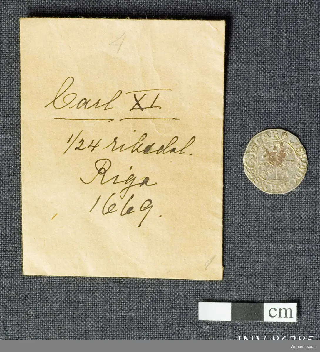 Grupp M.
En samling mynt funna vid Poltava.
Mynt förteckning:
Preussen Pommern 1/24 Thaler 1620-talet: 24 st.
G II A 1/14 riksdaler Riga 2 st.
Karl XI 1/24 riksdaler Riga 1669 1 st.
Christina 1/24 riksdaler Riga 4 st.
157 lösa mynt.
17 överskjutande
Totalt 188 st. (fattas 11 st).
 
Sigismund III 1/24 thaler, prägl. i Polen 1620 tal. 140ex.
Gust II Adolf, för Riga 1620 t. 23 ex. 
Christina 4 ex. 
Carl XI 1669 1 ex
1/24 thal för Mark Brandenburg, Preussen och Pommern alla från 1620 talet - 33 ex.

x) Ett ex till krigsarkivarien Steckzen d. 22/8 /1933 för att överlämnas som gåva till Verner von Heidenstam. 2007-01-24 /TW