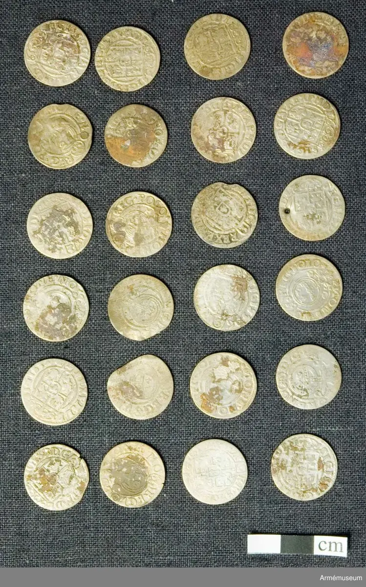 Grupp M.
En samling mynt funna vid Poltava.
Mynt förteckning:
Preussen Pommern 1/24 Thaler 1620-talet: 24 st.
G II A 1/14 riksdaler Riga 2 st.
Karl XI 1/24 riksdaler Riga 1669 1 st.
Christina 1/24 riksdaler Riga 4 st.
157 lösa mynt.
17 överskjutande
Totalt 188 st. (fattas 11 st).
 
Sigismund III 1/24 thaler, prägl. i Polen 1620 tal. 140ex.
Gust II Adolf, för Riga 1620 t. 23 ex. 
Christina 4 ex. 
Carl XI 1669 1 ex
1/24 thal för Mark Brandenburg, Preussen och Pommern alla från 1620 talet - 33 ex.

x) Ett ex till krigsarkivarien Steckzen d. 22/8 /1933 för att överlämnas som gåva till Verner von Heidenstam. 2007-01-24 /TW