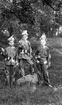 Tre utklädda pojkar i Munkedal sommaren 1915