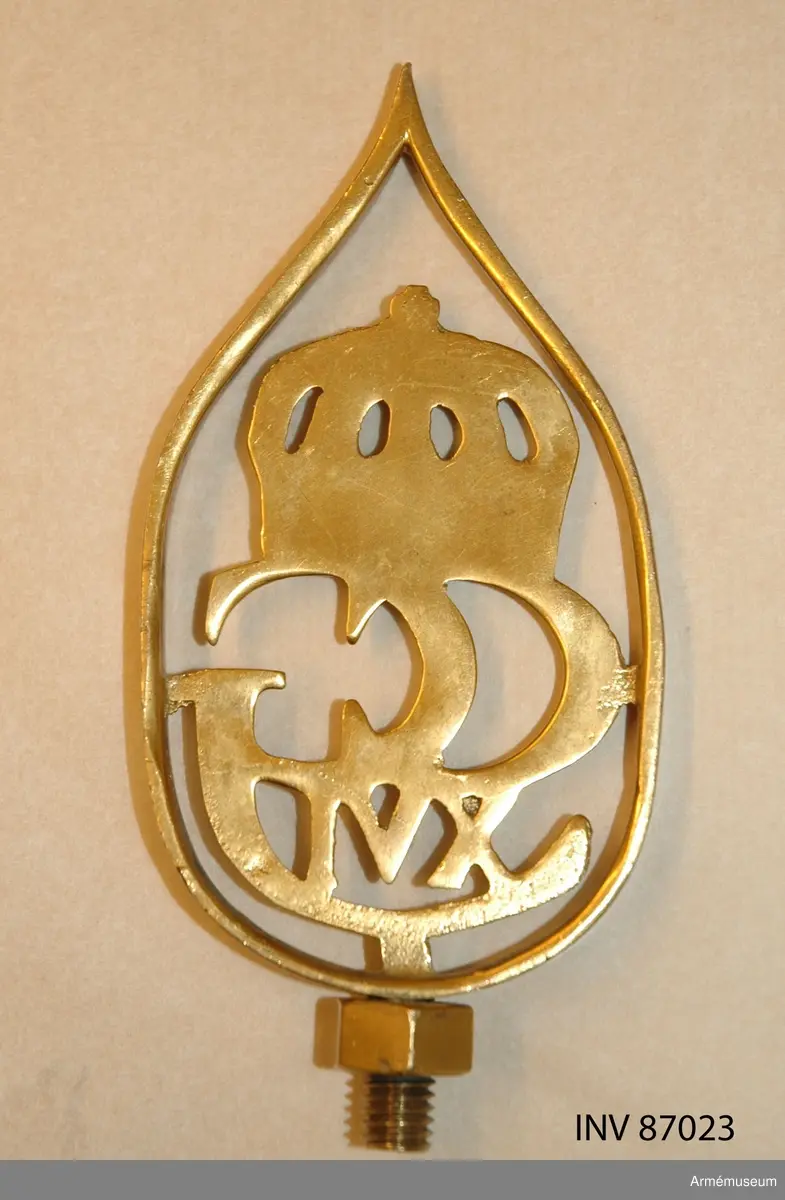 Duk av sidenkypert med landskapet Skånes vapenbild: ett med öppen blå krona krönt avslitet rött griphuvud. I övre inre hörnet två korslagda bevingade röda eldrör av äldre modell. Detta är ett traditionsarv från Skånska luftvärnskåren, Lv4.

Motivet är huvudsakligen utfört i maskinbroderi och intarsia. Vissa detaljer är handbroderade såsom hörnmotivet, näsborren, en del av ögat samt de utskjutande delarna på ömse sidor om kronan. Duken är maskinfållad med sick-sack och raksöm. Triangelformade förstärkningar i övre och nedre stångsidan.

Vitmålad, delbar fanstång. Duken fäst med släta tennlickor. Doppsko av guldfärgad plast, troligen ej ursprunglig. Spets med Carl XVI Gustafs monogram. På holket graverat: "Södra skånska regementet och Södra skånska brigaden 1998".
 
KT 2012-03-06