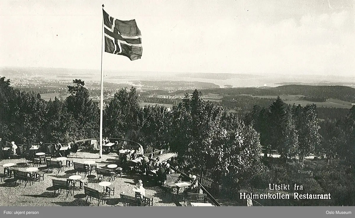 Holmenkollen restaurant, friluftsrestaurant, mennesker, flagg, utsikt, skog, by, fjord