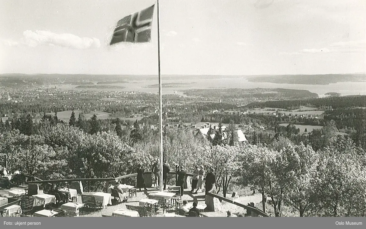 Holmenkollen restaurant, friluftsrestaurant, mennesker, flagg, utsikt, skog, by, fjord