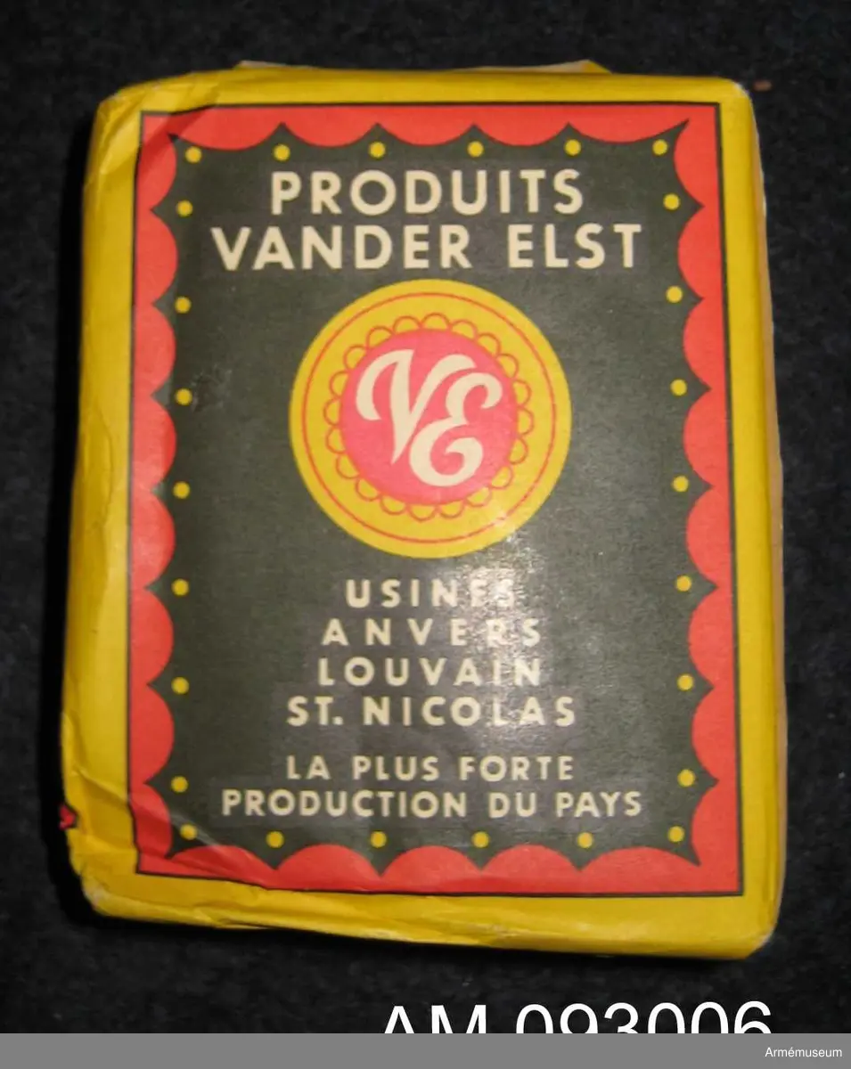 Ett oöppnat paket innehållande 20 filterlösa cigarretter av märket Belga.




