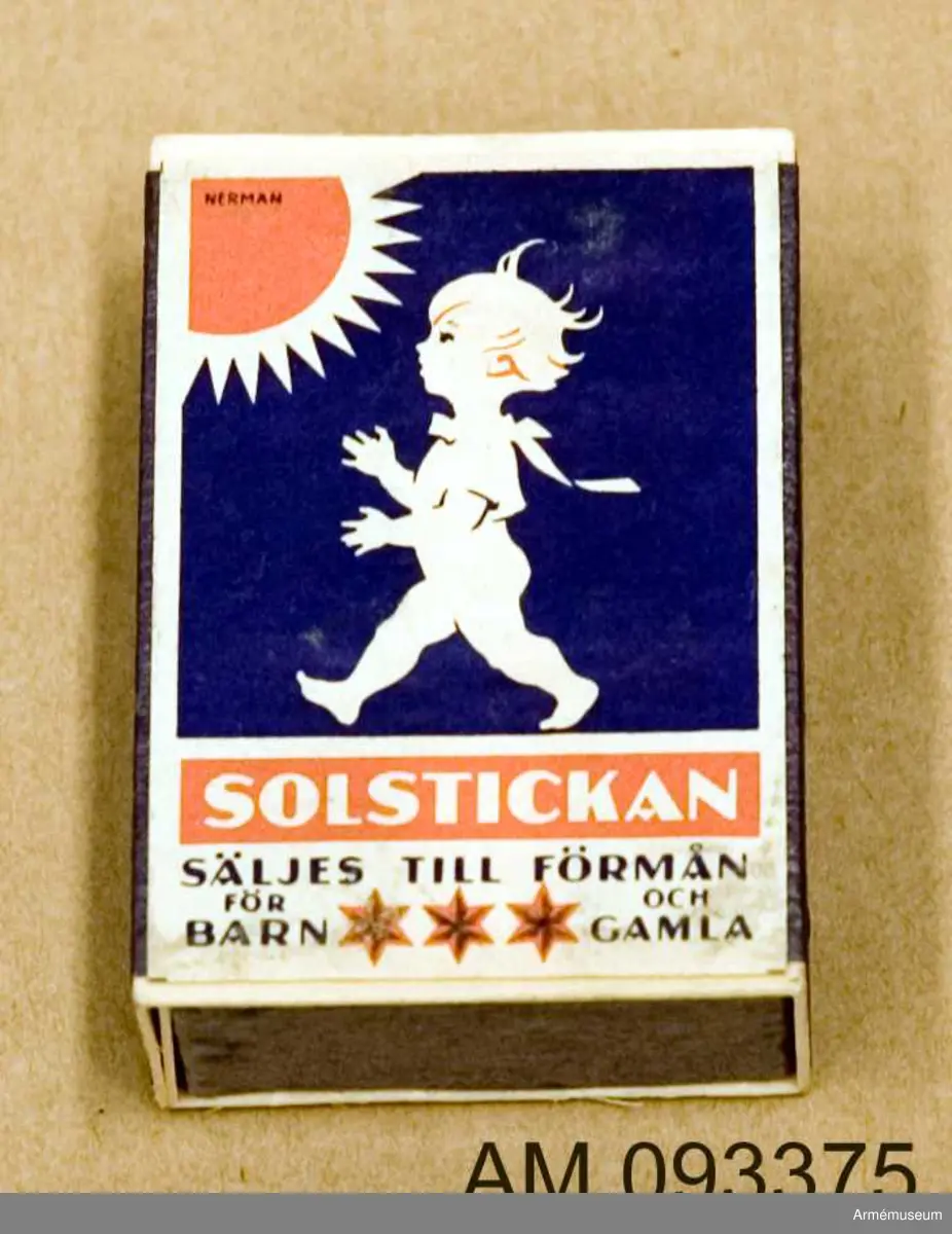 Tändsticksask med tändstickor. Motivet Solstickan på ena sidan och på den andra sidan en anonym man i grön kavaj och röd slips med ett stort svart frågetecken för ansiktet.