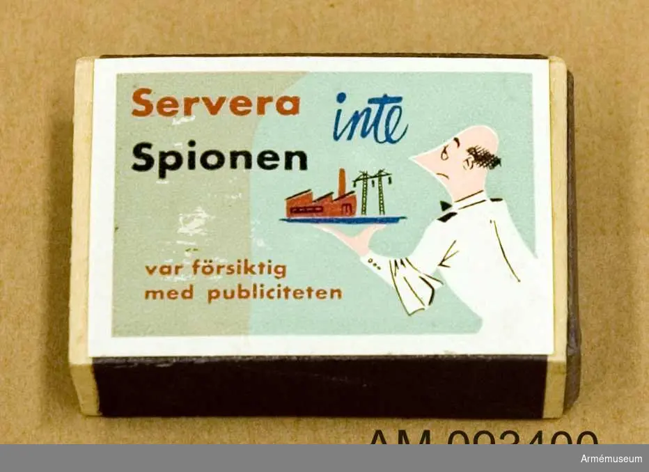 Tändsticksask med tändstickor. På ena sidan motivet Solstickan och på andra sidan ett klistermärke med motivet en servitör bär på en bricka med en industribyggnad.