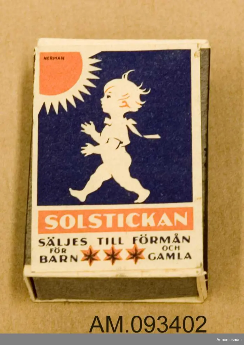 Tändsticksask med tändstickor. På ena sidan motivet Solstickan och på andra sidan ett klistermärke med motivet en liten farbror med glasögon som dyker på en stor farbror med grön rock och hatt.