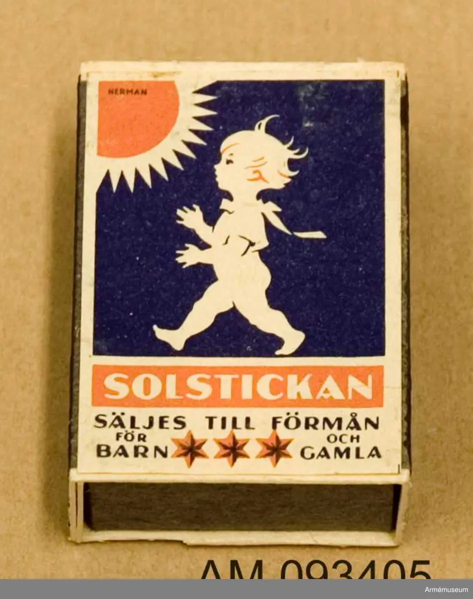 Tändsticksask med tändstickor. På ena sidan motivet Solstickan och på andra sidan ett klistermärke med motivet en spionhand som sträcker sig över en industribyggnad nattetid.