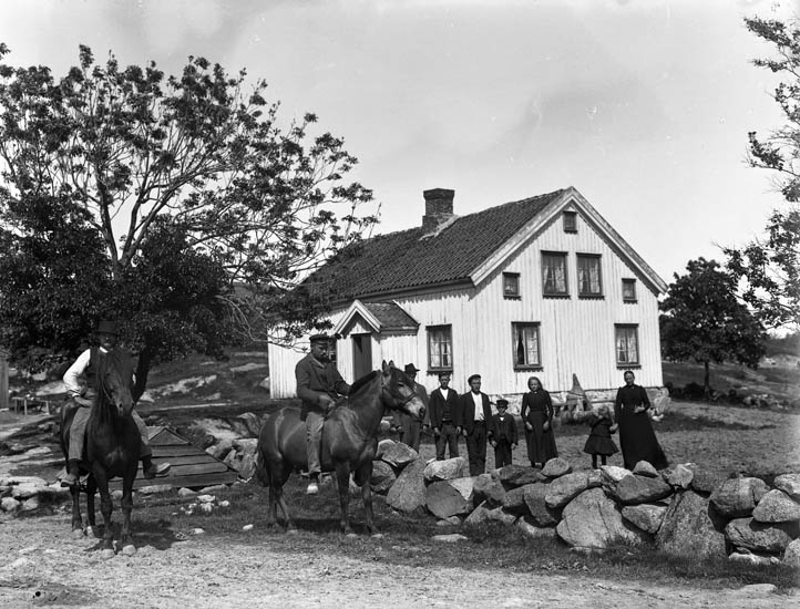 Enligt tidigare noteringar: "Manbyggnad, folk och ryttare framför."