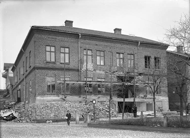 Enligt tidigare noteringar: "Gamla Stadshotellet Strömstad, under renovering i förgrunden ingång till stadsparken."