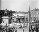 Festligheter i samband med avtäckningen av statyn av Karl X Gustav och Erik Dahlbergh på torget i Uddevalla