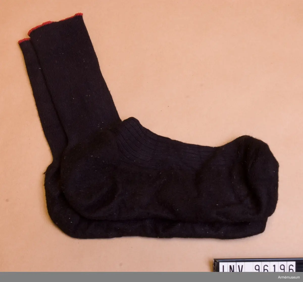 Ett par ankelsockor med röd kant