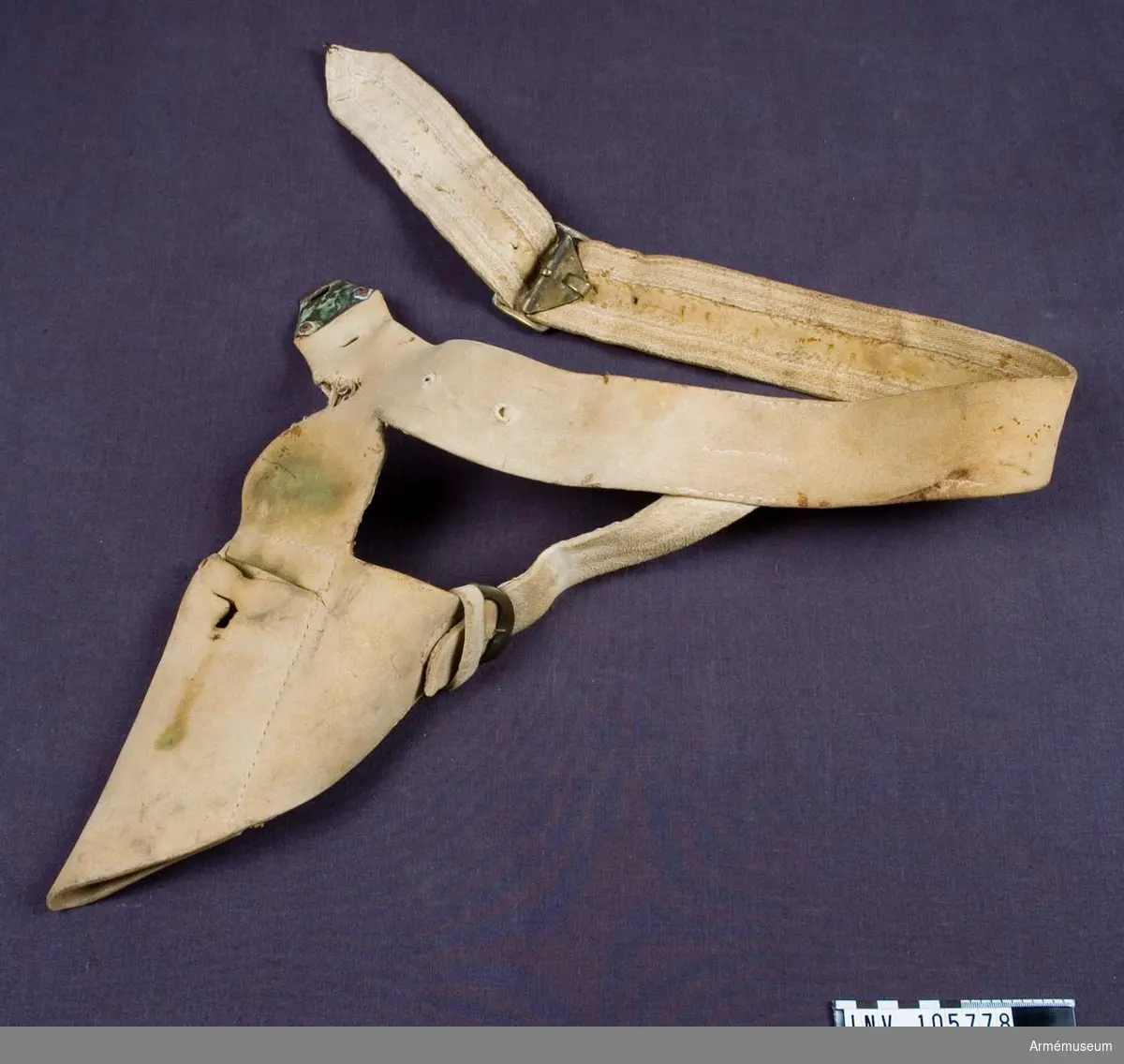 Livgehäng av gult sämskat läder med två mässingsspännen.