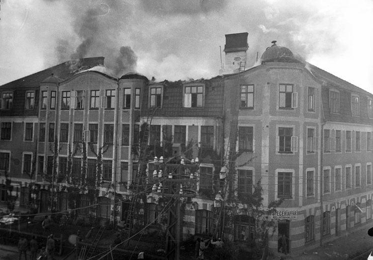 Uppgift enligt fotografen: "Uddevalla. Brand: Västgötavägen 37."