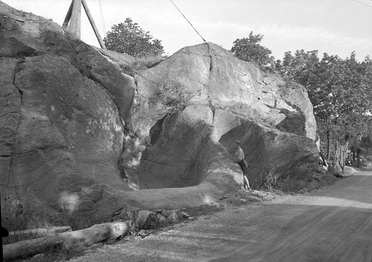 "Uddevalla. Jättegrytorna vid Bräcke." enligt uppgift från fotografen.