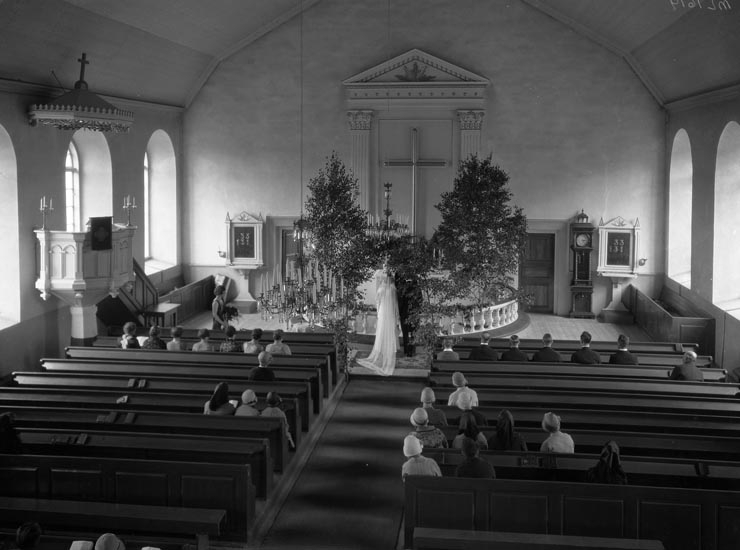 Uppgift enligt fotografen: "Torp. Orust. Kyrkan. Bröllop."