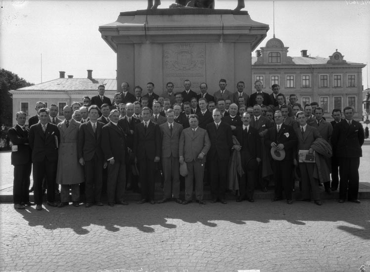 Uppgift enligt fotografen: "Uddevalla.Gruppfoto, torget. Schackkongressen 1931."