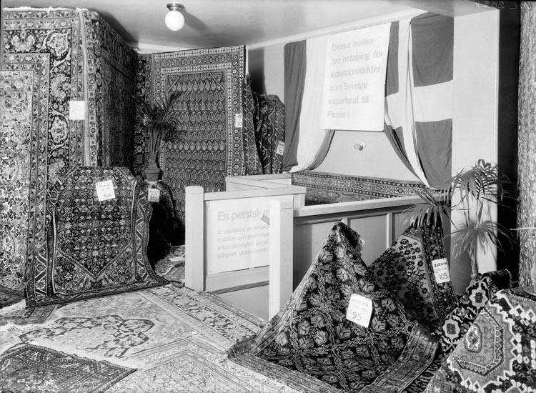 Uppgift enligt fotografen: "Uddevalla. Utställning. Persiska mattor. Kooperativa."