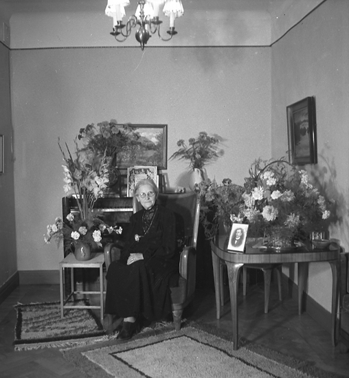 Text till bilden: "Vidbom, Rosvikstorg 6. 70 år. 1946.08.25".



