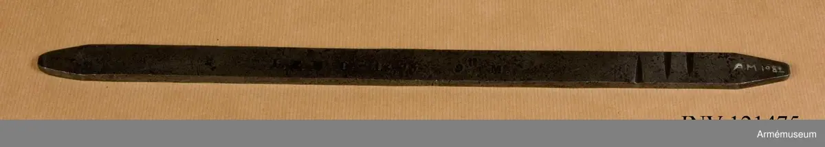 Grupp F V.

Mätstickan är till sin längd noga avpassad till samma längd som diametern å någon viss del, (kammarstycket, trumfen, etc.) å pjäsen.