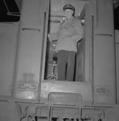 Text till bilden: "Lokföraren Hansson, sista turen. 1954.04.