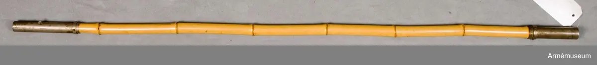 Av bambu. 
L: 116 cm.