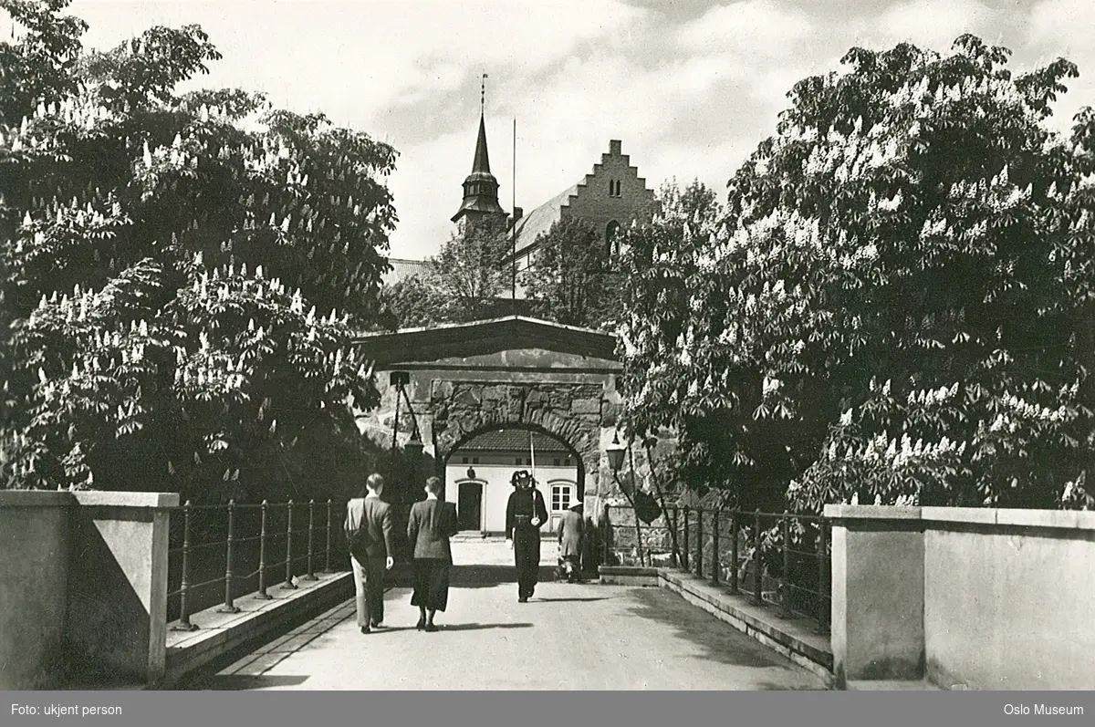 Akershus festning, festningsbroen, festningsporten, kastanjetrær, kastanjeblomstring, mennesker, gardist