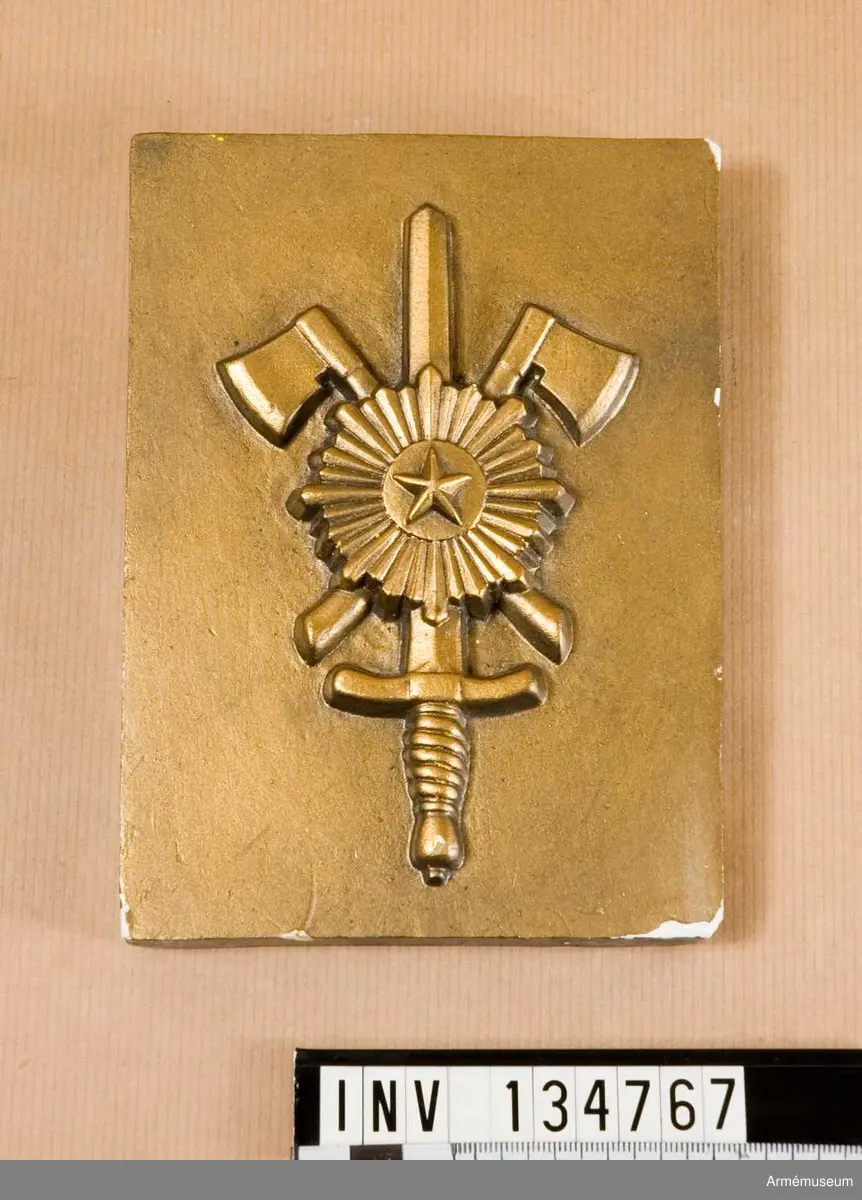 Gipsmodell med emblem för Ingenjörstrupperna m/1939.
Nr. 1815 enligt förteckning från Sporrong.