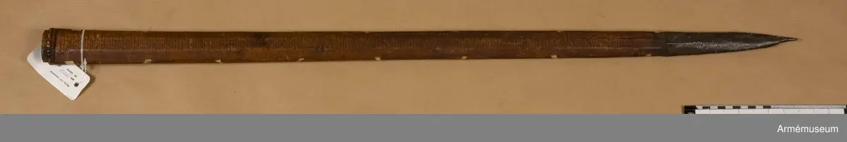 Baljan är tillverkad av den urholkade nedre delen av en runstav som har spruckit i processen, och består i dag av två hälfter, vilka sammanhålls dels genom limning, dels genom 8 små diagonalt ställda benbitar, som infällts och fastlimmats i kanterna. En benbit är bortfallen. Nedtill har baljan en 180 mm lång doppsko av järn som troligen är original. Runstaven är från första halvan av 1600-talet.
Ornamentiken på klingans handtag är typisk för Uppland, medan gyllentalen i baljans kalenderrunor skulle kunna vara från Närke. Det är inte säkert att handtag och balja kommer från samma runstav. Helgdagssymbolerna är troligen till största delen bortslipade.
Baljan har en ytbehandling av bivax löst i terpentin, vilket var vanligt på runstavar.