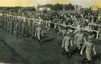 Norrlands dragonregemente K 8, 3:e skvadron paraderar på dåvarande Bandyvallen i Boden på Svenska Flaggans dag 1937.