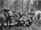 2:a jägarskvadronen KFÖ Strömsholm, fikapaus i skogen år 1964.