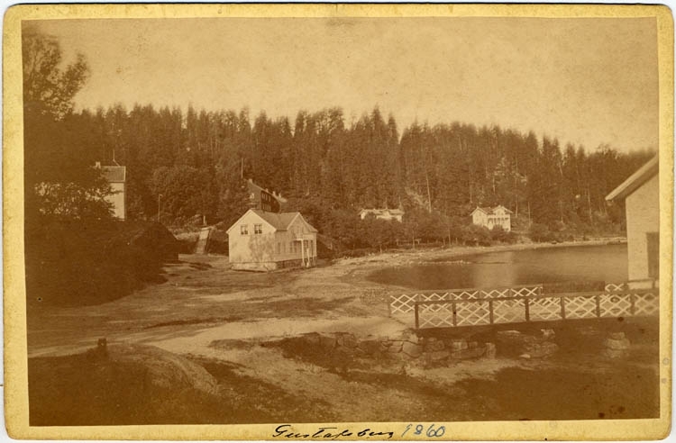 Handskriven text på framsidan: "Gustafsberg". "1860". 
 "-" "_" baksidan: "Gust. Reuterberg 1860"