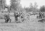 Svea artilleriregemente A 1 under skjutövning med 8,4 cm kanon m/1881 vid fälttjänstgöringarna i Närke. En av soldaterna står beredd vid handspiken.