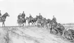 Okänt artilleriförband rider över sanddyn,1890-tal.