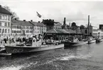 En division minsvepare och en division motortorpedbåtar på Fyrisån längs med Östra Ågatan under uppvisningsdag på Arméns underofficersskola (Försvarets läroverk) i Uppsala 1949.