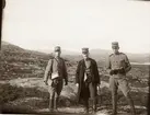 Tre officerare poserar för fotografen under befälsövning i Abiskotrakten 1912.