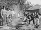 Fanjunkare provsmakar middagsmålet vid kokgroparna på Sanna hed 1902.