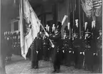 Göta livgardes honnörsvakt vid prins Gustaf Adolfs och prinsessan Sibyllas ankomst till Stockholms central efter vigseln i Coburg 1932. Fanförare är kapten F. Trulsson.