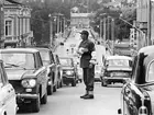 Militärpolis övervakar trafiken i Sollefteå, förmodligen strax efter högeromläggningen 1967.