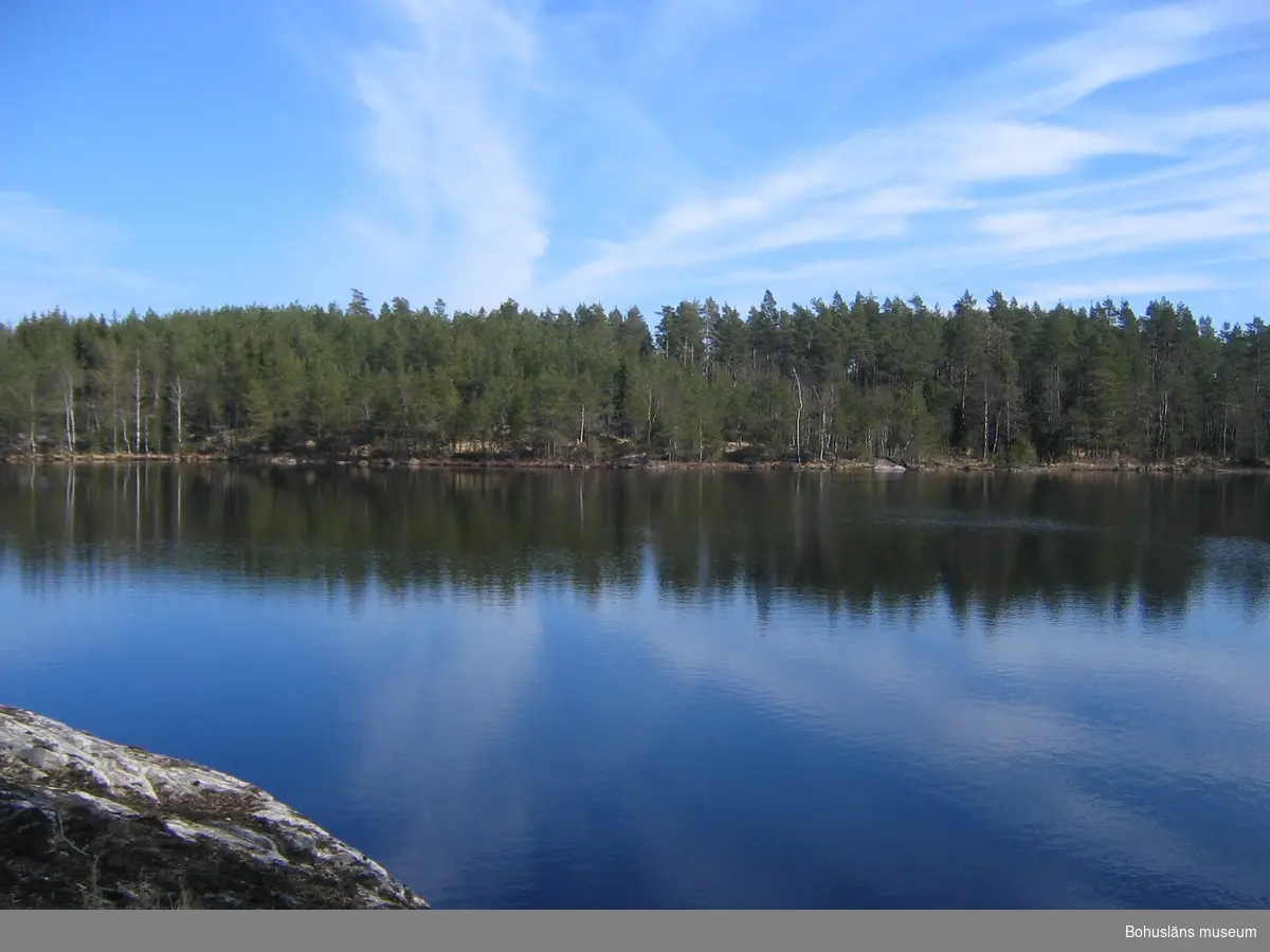 Tjärn några kilometer från svensknorska gränsen vid Klevmarken norr om Ed.

Et tjern i Klevmarken nord for Ed bare noen kilometer fra svensk-norske grensen.