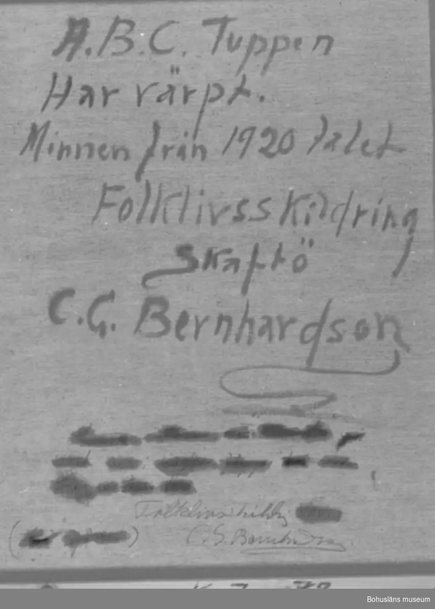Baksidestext: 
"A B C. Tuppen Har värpt. Minnen från 1920 talet.
Folkklivsskildring Skaftö
C.G. Bernhardson."

Under ovanstående finns överstruken text samt "Folklivsskildring C.G. Bernhardson".
Ramens nederkant daterad "16 - 7 - 79".

Litt.: Bernhardson, C.G.: Bohuslänsk sed och folktro, Uddevalla, 1982 s.137. 
Titel i boken: Läxtuppen.

Övrig historik; se CGB001.