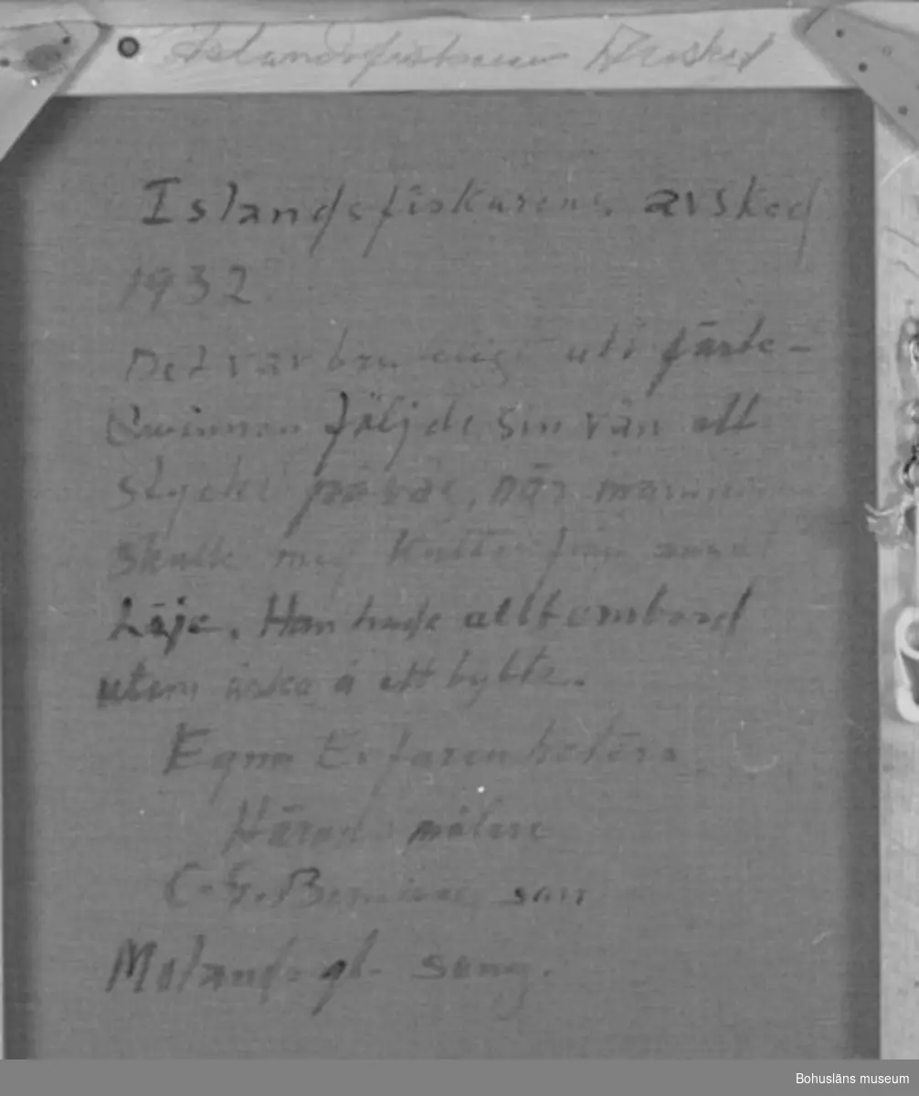 Baksidestext:
"Islandsfiskarens avsked 1932.
Det var brukligt att fästeQwinnan följde sin vän ett stycke på väg, när mannen skulle med Kutter från annat Läje. Han hade allt ombord utom äska å ett bylte.
Egna Erfarenheter.
Häradsmålare
C.G. Bernhardson
Molands gl. sang."

På ramens övre kant skrivet med blyerts: "Islandsfiskarens Avsked".

Ordförklaring: Fästekvinna = trolovad, fästmö (ålderdomligt uttryck), läje = fiskeläge, äska = oval svepask med ståndare i sidan mellan vilka man tryckte ner ett trälock med handtag,  i Bohuslän kallad knäppetina, ofta använd för förvaring av matsäcken, bylte = hoprullad packning, oftast kläder, Molands sang = Morlanda socken.

Montering: Ram.
Övrig historik; se CGB001