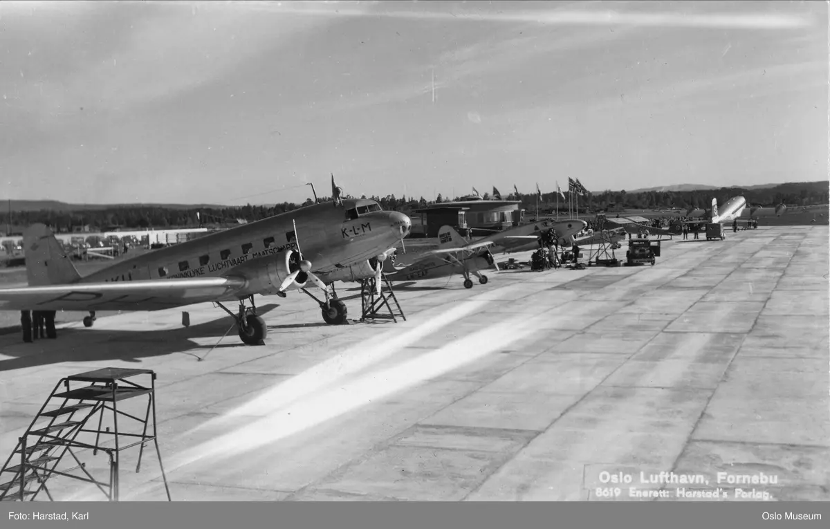 Oslo lufthavn Fornebu, fly, KLM DC-2, mennesker, flagg