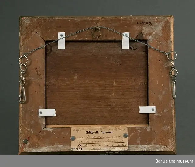 Montering/ram: Ram.
Alexander Wetterling var svensk militär och konstnär (landskaps- och historiemålare).

Ur handskrivna katalogen 1957-1958:
Wetterling: Diligensen v. värdshuset
Förv. datum ev. 1862
H: 17. Br. 20,7 "C. Wetterling 1835" Olja på pannå.
8

Lappkatalog: K 1

På skylt ovan värdshusets ingång står "Zum Schwartsen Adler", [Hos svarta örnen].
I gåvoförteckning för år 1862 står antecknat: Nauchhoff, Öfverste, en tafla i Olja af Wetterling.