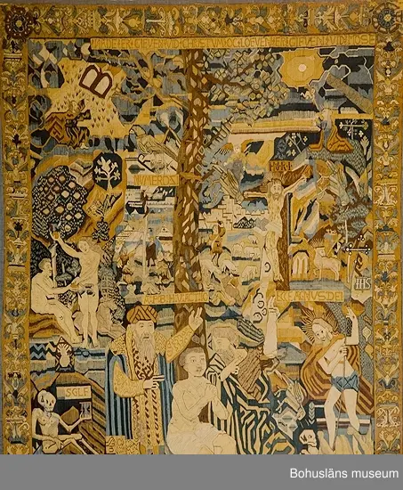 Bildvävnad från tidigt 1600-tal i lin, ull och hår. Flamskvävnad. Scener ur gamla och nya testamentet. I mitten Livets träd på vars vänstra sida återges scener ur gamla testamentet. På trädets högra sida den knäböjande jungfru Maria, Kristus på korset med omgivande bård, troligen efter försättsblad till tysk bibel 1500-talets förra hälft. Troligen nordtyskt arbete.


Ur handskrivna katalogen 1957-1958:
Gustavsbergstapeten
ÄVEN KALLAD GULLMARSBERGSTAPETEN.
DEPOSITION I APRIL 1947 AV GUSTAVSBERGS BARNHEM ENLIGT LAPPKATALOG. 242 x 205 cm.