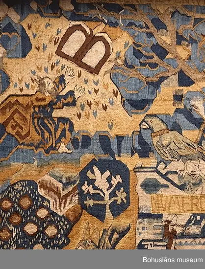 Bildvävnad från tidigt 1600-tal i lin, ull och hår. Flamskvävnad. Scener ur gamla och nya testamentet. I mitten Livets träd på vars vänstra sida återges scener ur gamla testamentet. På trädets högra sida den knäböjande jungfru Maria, Kristus på korset med omgivande bård, troligen efter försättsblad till tysk bibel 1500-talets förra hälft. Troligen nordtyskt arbete.


Ur handskrivna katalogen 1957-1958:
Gustavsbergstapeten
ÄVEN KALLAD GULLMARSBERGSTAPETEN.
DEPOSITION I APRIL 1947 AV GUSTAVSBERGS BARNHEM ENLIGT LAPPKATALOG. 242 x 205 cm.