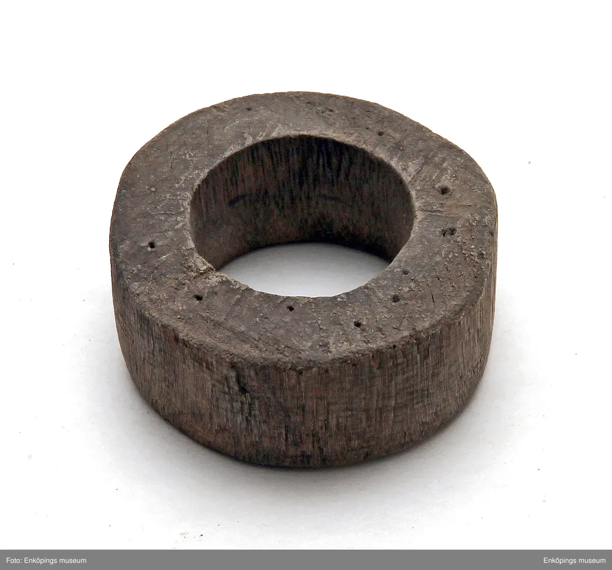 Modell av trä till ringformat föremål.