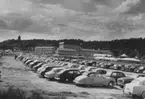 Enköping, Korsängsskolan, Enköpingsutställningen 1955, bilparkeringen med Vårfrukyrkan i bakgrunden