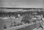 Enköping, panorama från silobyggnaden, mot nordväst. Munksundet, mejeriet och höghuset i kvarteret Berggårdarna. Maj 1956